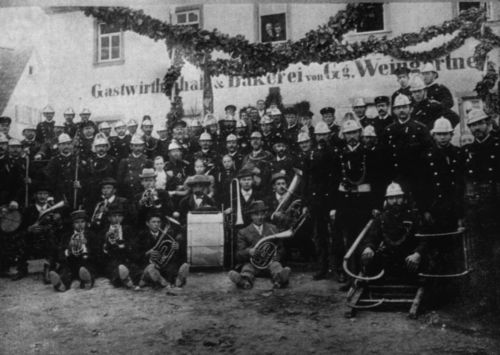 Ein Stück Vereinsgeschichte: Die Freiwillige Feuerwehr Hausen bei der Anschaffung einer Standarte
